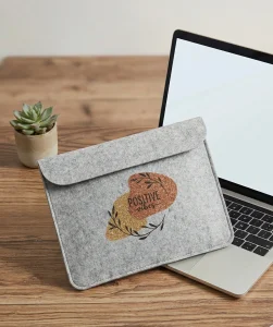 Housse d'ordinateur en feutrine personnalisée Positive vibes Aux Belles Idées.