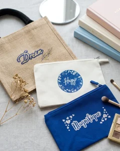 Trio de pochettes personnalisées Aux Belles Idées avec inscriptions pailletées Happy et Magnifique.