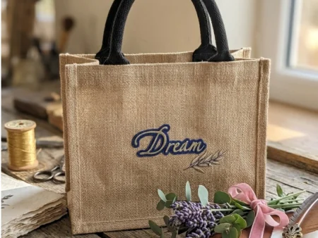 Sac cabas en toile de jute naturelle avec inscription Dream, marque Aux Belles Idées.