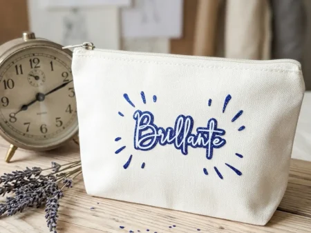 Pochette personnalisée "Brillante" en toile blanche et paillettes bleues.